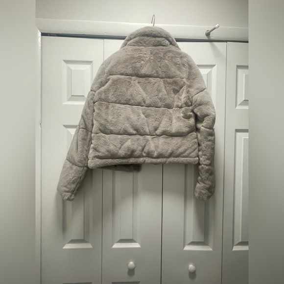 A&F mini puffer coat in the color grey. Cute semi cropped winter coat❤️ - Picture 3 of 5